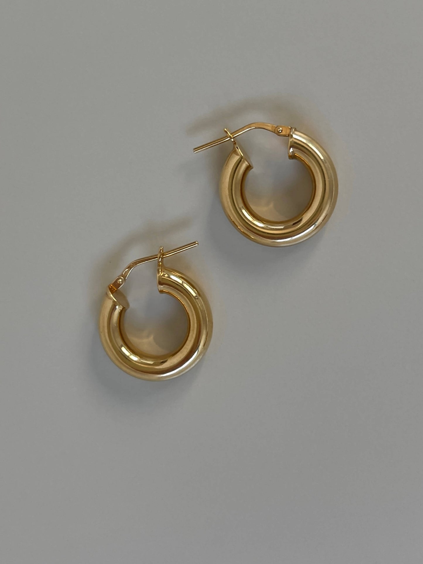 Italy Weightless Hoop Earrings