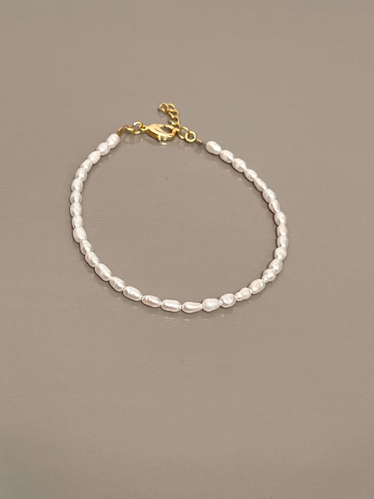 Tiny Pearls Bracelet