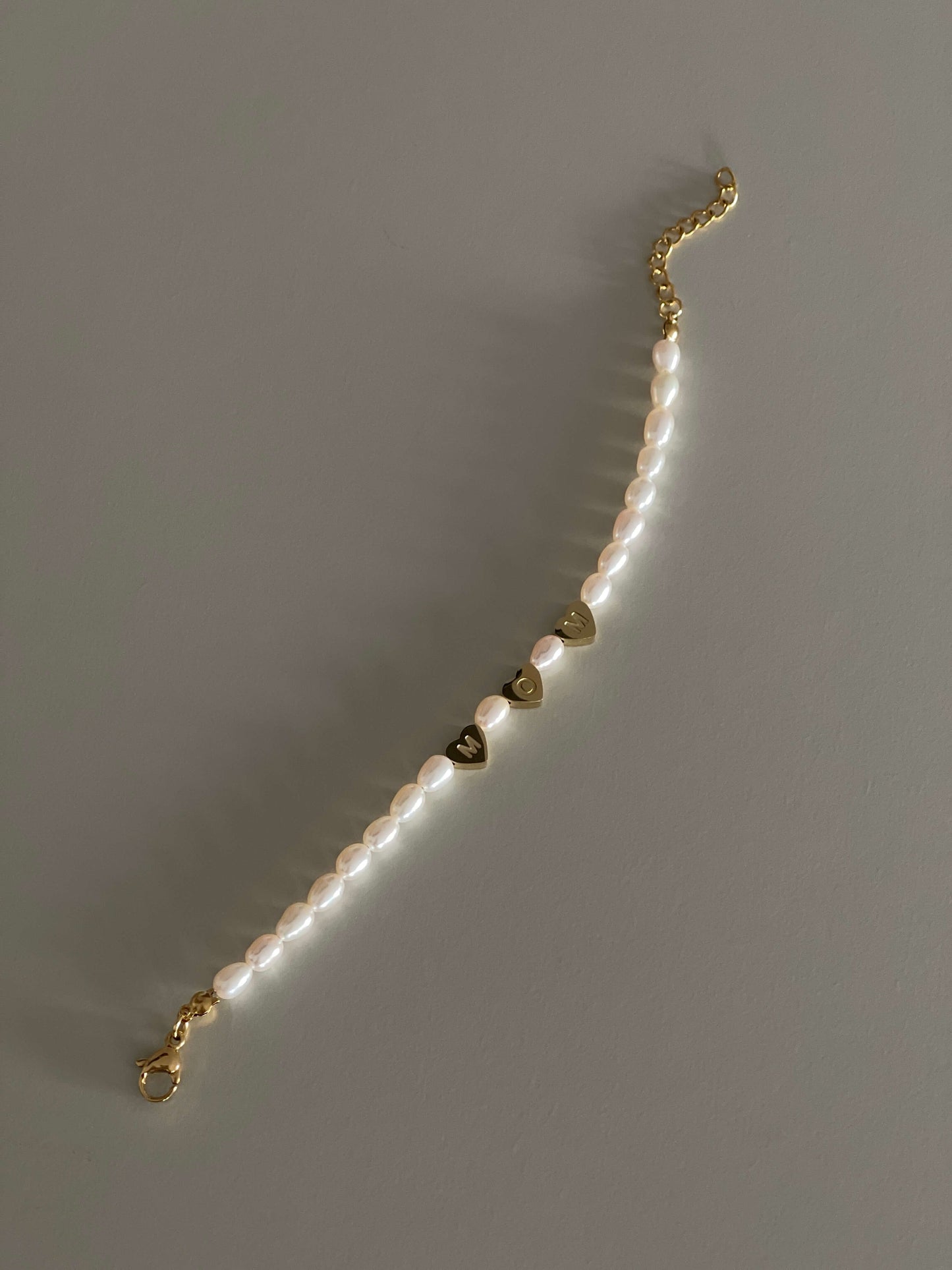 Engraved hearts pearl bracelet