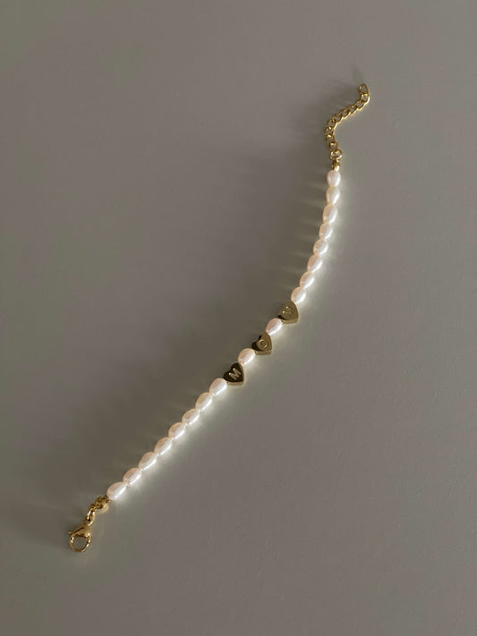 Engraved hearts pearl bracelet